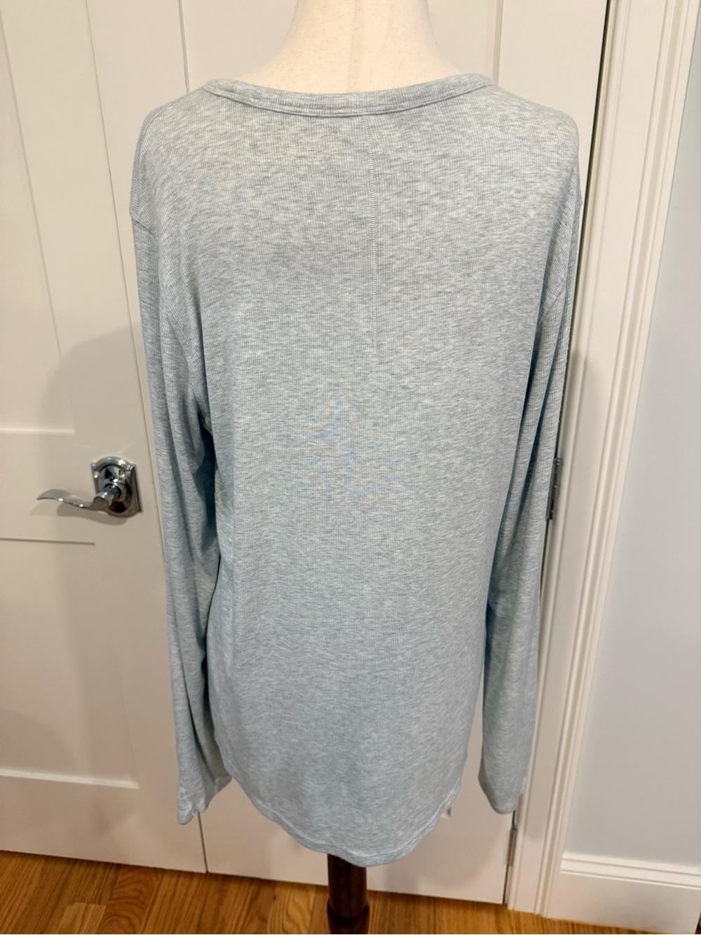 lululemon athletica Hold Tight Light Gray Long-Sleeve Crew Top - Picture 11 of 15
